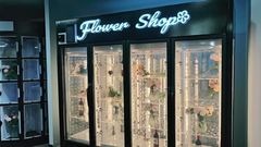 生花の自動販売機、冷蔵庫内の透明ロッカー。