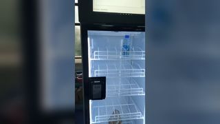 アメリカの倉庫にあるAIスマート冷蔵庫